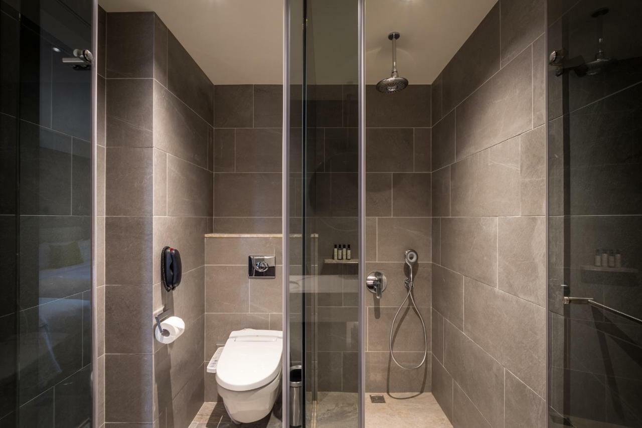 Park Lees Hotel Kaohsiung Dış mekan fotoğraf A shower room in a hotel